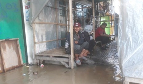 Sejumlah pedagang kaki lima (PKL) yang menggelar lapak di depan toko-toko di pasar Dayeuhkolot terpaksa tidak berjualan. Akibat terendam banjir, Senin (8/4).