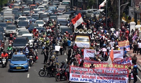 Sejumlah pedagang lama Pasar Turi membentangkan spanduk dan poster saat berunjuk rasa di Surabaya, Jawa Timur, Rabu (16/3).