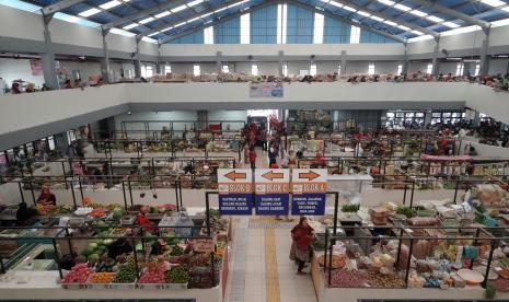 Sejumlah pedagang melakukan kegiatan jual beli di Pasar Banyumas, Banyumas, Jateng. 