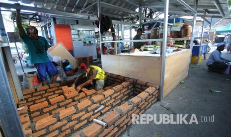 Sejumlah pedagang membangun kios di halaman parkir Pasar Kosambi, Kota Bandung, Selasa (11/6).