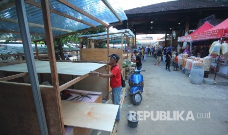 Sejumlah pedagang membangun kios di halaman parkir Pasar Kosambi, Kota Bandung, Selasa (11/6).