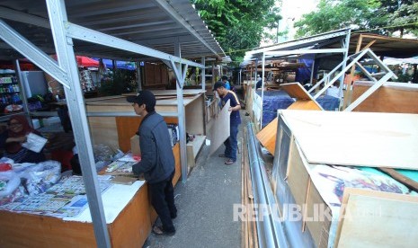 Sejumlah pedagang membangun kios di halaman parkir Pasar Kosambi, Kota Bandung, Selasa (11/6).