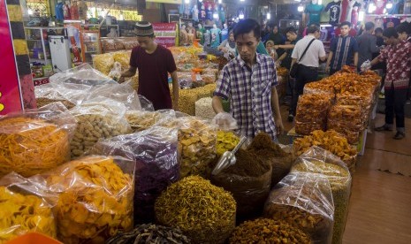 Sejumlah pedagang menata aneka makanan ringan di Pasar Bawah, Pekanbaru, Riau, Jumat (27/7). Pasar Bawah merupakan salah satu destinasi, khususnya untuk wisata belanja kuliner khas tradisional di Kota Pekanbaru