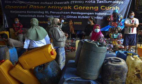 Sejumlah pedagang mengantre saat operasi pasar minyak goreng curah di Pasar Cikurubuk, Kota Tasikmalaya, Jawa Barat, Rabu (16/3/2022). Minyak gorteng curah yang dijual kepada para pedagang dengan harga Rp10.500 per liter untuk kemudian dijual kembali dengan harga Rp11.500 per liter itu sebagai upaya menstabilkan lonjakan harga minyak goreng.