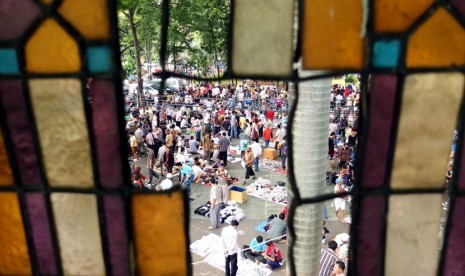     Sejumlah pedagang menggelar barang dagangannya usai Shalat Jumat di halaman Masjid Cut Mutiah, Jakarta Pusat, Jumat (18/5). (Prayogi/Republika)