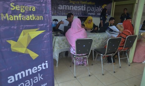 Sejumlah pedagang mengikuti program amnesti pajak tahap kedua di Pasar Kliwon, Kudus, Jawa Tengah, Kamis (17/11). 