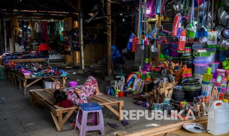 Sejumlah pedagang menunggu pembeli di Pasar Tradisional