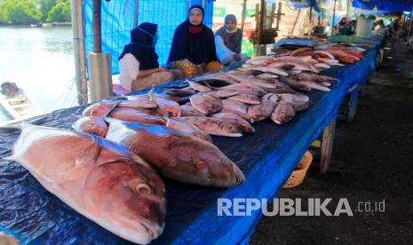 Dinas Perdagangan Kota Surakarta menyatakan sejauh ini aktivitas pasar tradisional di Kota Solo terus turun menyusul merebaknya Covid-19. Pedagang pun melakukan sejumlah cara supaya dapat terus berjualan, termasuk menerima pesanan melalui aplikasi percakapan.