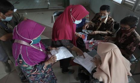 Sejumlah pedagang menyerahkan surat peryataan penjualan minyak goreng sesuai dengan harga yang ditetapkan oleh pemerintah, pada operasi pasar minyak goreng di Banyumas.