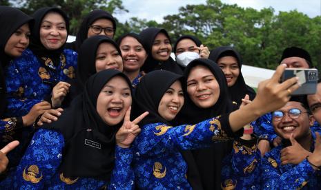 Sejumlah pegawai berfoto usai disumpah menjadi PNS di Pemerintah Kota Kendari, Kendari, Sulawesi Tenggara, Senin (17/10/2022). Pemerintah memastikan pemberian gaji ke-13 bagi aparatur sipil negara (ASN) akan dibayarkan pada Juni 2023. Hal ini tertuang dalam Peraturan Pemerintah nomor 15 tahun 2023 tentang pembayaran THR dan Gaji Ketigabelas ASN.