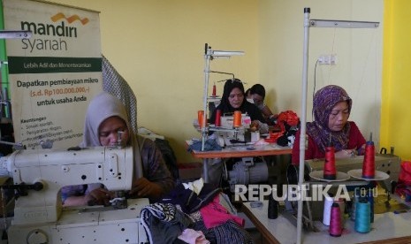 Sejumlah pegawai dari nasabah Usaha Mikro Kecil dan Menengah (UMKM) Bank Mandiri Syariah Sumairah sedang melakukan aktifitasnya menjahit di workshopnya di Citeureup Bogor, Jawa Barat, Rabu (13/9). 