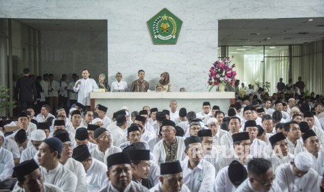 Sejumlah pegawai di lingkungan Kementerian Agama mengikuti Doa dan Zikir Untuk Bangsa di Kementerian Agama. Kemenag Buka Pendaftaran Seleksi untuk 11 Jabatan Eselon II 