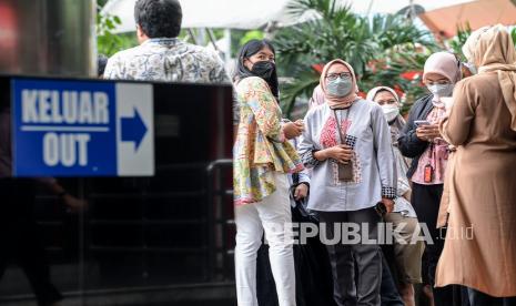 Sejumlah pegawai Komisi Pemberantasan Korupsi (KPK) berada di luar ruangan saat terjadinya gempa di gedung KPK, Jakarta, Jumat (14/1/2022). Menurut Badan Meteorologi, Klimatologi, dan Geofisika (BMKG) gempa berkekuatan magnitudo 6,7 skala ritchter (SR) itu berada di 52 kilometer barat daya Sumur, Banten 7,01 derajat Lintang Selatan dan 105,26 derajat Bujur Timur dengan kedalaman 10 kilometer tersebut guncangannya terasa di sekitar wilayah Jabodetabek dan sekitarnya. 