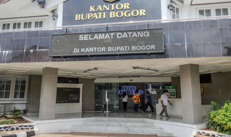 Sejumlah pegawai melintas di Kantor Bupati Bogor, Cibinong, Kabupaten Bogor, Jawa Barat, Rabu (27/4/2022). Bupati Bogor Ade Yasin dan beberapa orang dari Badan Pemeriksa Keuangan (BPK) Jawa Barat terjaring Operasi Tangkap Tangan (OTT) KPK, penangkapan tersebut diduga berkaitan dengan suap. Bupati Bogor Ade Yasin Munawaroh menjadi OTT KPK yang kelima pada 2022 ini.