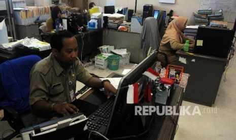 Sejumlah Pegawai Negeri Sipil (PNS) beraktivitas saat hari pertama kerja pada tahun 2018