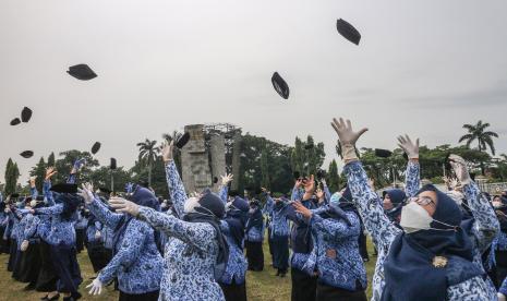 Aparatur Sipil Negara (ASN). Pemerintah Kota Pontianak, Kalimantan Barat mengancam akan memberikan sanksi tegas kepada Aparatur Sipil Negara (ASN) yang mangkir masuk kerja di hari pertama usai cuti Lebaran 1443 Hijriah.