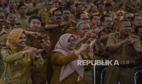 Sejumlah Pegawai Negeri Sipil (PNS) mengikuti simulasi gerakan cuci tangan pada sosialisasi pencegahan virus Corona. Ilustrasi