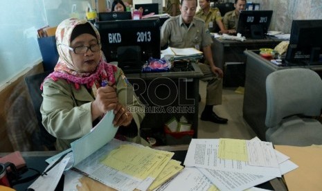 Sejumlah Pegawai Negeri Sipil (PNS) Pemerintah Provinsi DKI Jakarta melakukan tugas dinasnya di Balaikota, Jakarta, Rabu (22/7).  (Republika/Prayogi)