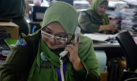  Sejumlah Pegawai Negeri Sipil (PNS) Pemrov DKI Jakarta melakukan aktivitas kerja pada hari pertama masuk kerja tahun 2016 di Badan Kepegawaian Daerah (BKD) gedung Balaikota, Jakarta, Senin (4/1).  (Republika/Yasin Habibi)