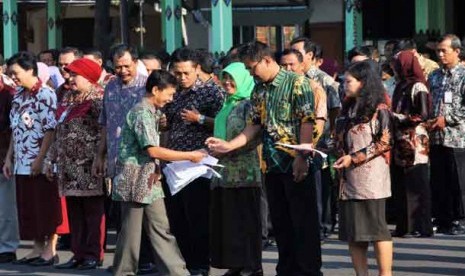  Sejumlah pegawai Pemkab Madiun, mengenakan baju batik saat apel pagi di depan Pendapa Muda Graha Pemkab Madiun, Jatim, Selasa (2/10).