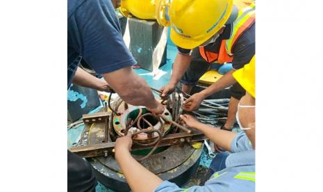 Sejumlah pegawai Perumda Air Minum Tugu Tirta Kota Malang memperbaiki pompa transmisi yang rusak di Sumber Wendit. 