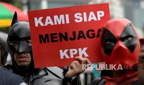 Sejumlah pegiat dari Koalisi Save KPK mengenakan kostum super hero yang menamakan diri mereka sebagai The Guardian of KPK menggelar aksi saat berlangsungnya Hari bebas kndaraan bermotor (HBKB) di Jakarta, Ahad (16/4).