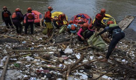 Sejumlah pegiat lingkungan membersihkan tumpukan sampah di kali (ilustrasi)