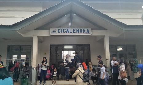 Sejumlah pegiat literasi di Cicalengka, Kabupaten Bandung menolak rencana perobohan stasiun bersejarah Cicalengka.