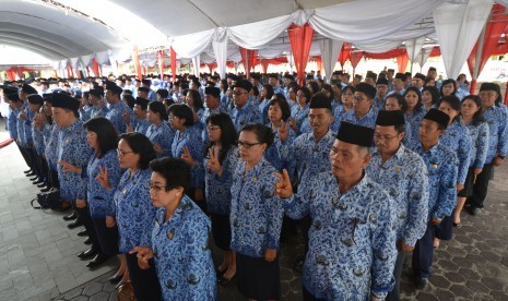 Ilustarsi Pegawai Negeri Sipil (PNS). Presiden Joko Widodo mengumumkan kenaikan gaji bagi pegawai negeri sipil pusat dan daerah, serta TNI-Polri sebesar delapan persen. 