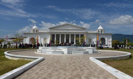 Sejumlah pejabat Forkopimda Aceh dan tamu undangan menghadiri peringatan 15 Tahun Damai Aceh, di gedung Wali Nanggroe Aceh, Kabupaten Aceh Besar, Aceh (15/8/2020). Peringatan 15 Tahun Damai Aceh dirayakan secara sederhana di tengah pandemi COVID-19 bertema, Masa Lalu Untuk Membangun Masa Depan