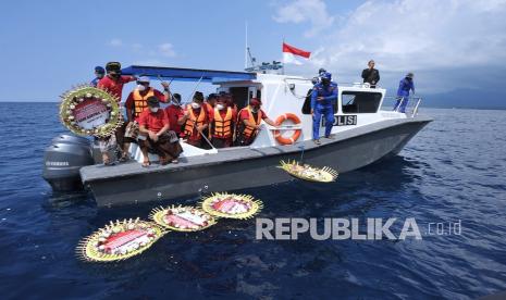 Sejumlah pejabat menaburkan bunga dan melemparkan karangan bunga saat kegiatan Doa dan Tabur Bunga untuk KRI Nanggala 402 di perairan utara Bali, Buleleng, Bali, Senin (26/4/2021). Kegiatan tersebut dilakukan untuk mendoakan dan memberikan penghormatan bagi seluruh awak KRI Nanggala 402 yang gugur setelah kapal selam tersebut dipastikan tenggelam di perairan utara Bali. 