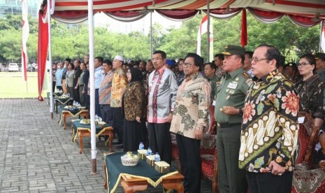 Sejumlah pejabat menghadiri acara sosialisasi Empat Pilar MPR di Lapangan Benteng, Medan Sumatera Utara, Jumat (27/5). 