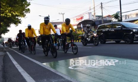 Sejumlah pejabat Pemkot dan wartawan bersepeda melintasi jalur bersepeda saat sosialisasi rute sepeda wisata di Kota Madiun, Jawa Timur, Jumat (13/11/2020). Pemkot Madiun menyosialisasikan rute sepeda wisata guna memperkenalkan jalur bersepeda yang melintasi sejumlah kawasan objek wisata baru dengan jarak tempuh 15 kilometer. 