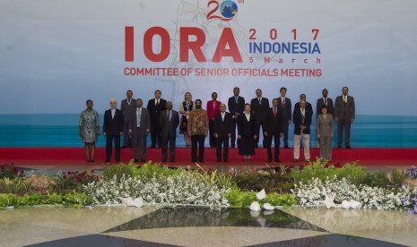 Sejumlah pejabat tinggi dari negara-negara anggota Indian Ocean Rim Association (IORA) berfoto bersama sebelum melakukan pertemuan Senior Officials's Meeting (SOM) dalam rangkaian KTT IORA ke-20 Tahun 2017 di Jakarta Convention Center, Jakarta, Minggu (5/3