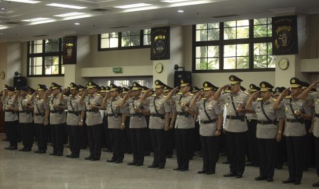 Sejumlah Pejabat Tinggi Polri mengikuti acara Serah Terima Jabatan Pejabat Tinggi Polri dan Kapolda di Ruptama Mabes Polri, Senin (11/1).