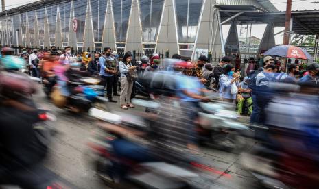 Sejumlah pekerja antre memasuki Stasiun Bojonggede, Kabupaten Bogor, Jawa Barat. Jembatan layang yang menghubungkan stasiun dan terminal Bojonggede akan dibangun bulan depan.