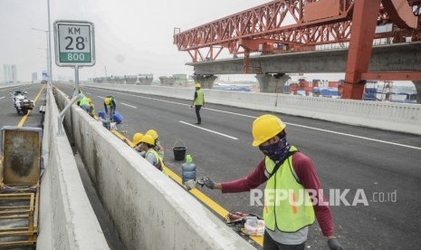 Sejumlah pekerja beraktifitas di proyek Tol Layang (Elevated) Jakarta-Cikampek Km 28, Cikarang, Kabupaten Bekasi, Jawa Barat, Ahad (8/12/2019).