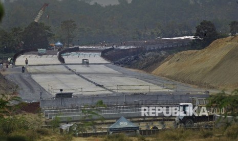 Sejumlah pekerja beraktifitas menyelesaikan proyek pembangunan Jalan Tol Serang - Panimbang tepatnya di Kampung Landak, Petir, Serang, Banten, Rabu (11/9/2019).