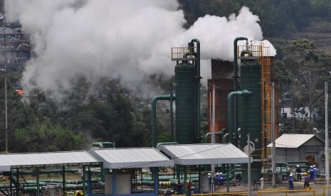 Sejumlah pekerja beraktivitas di area instalasi sumur Geothermal atau panas bumi milik PT Geo Dipa Energi kawasan dataran tinggi Dieng Desa Kepakisan, Batur, Banjarnegara, Jawa Tengah, Selasa (10/10). Indonesia memeiliki sekitar 40 persen cadangan energi geothermal dunia sehingga memiliki potensi tinggi untuk sumber energi terbarukan namun baru sekitar lima persen yang digunakan.