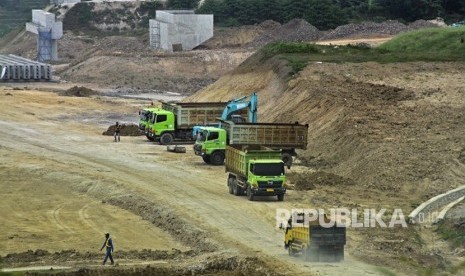 Sejumlah pekerja beraktivitas di area proyek pembangunan Jalan Tol Serang-Panimbang di Kampung Landak, Petir, Serang, Banten, Senin (8/7/2019).