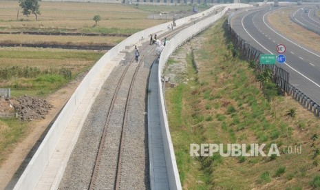 Sejumlah pekerja beraktivitas membangun jalur rel kereta api Bandara Adi Soemarmo di Ngemplak, Boyolali, Jawa Tengah, Rabu (14/8/2019).