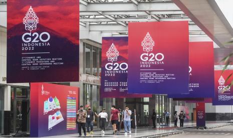 Sejumlah pekerja dan panitia berjalan di area Jakarta Convention Center tempat Pertemuan Tingkat Menteri Keuangan dan Gubernur Bank Sentral G20 (G20 FMCBG) di Jakarta, Rabu (16/2/2022).