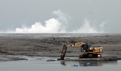 Some workers try to ease the mud flow of Lapindo in Porong, Sidoarjo, East Java. (file)