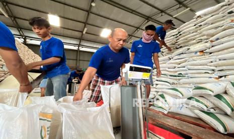 Sejumlah pekerja di gudang Bulog Indramayu sedang melakukan pengemasan beras untuk bantuan pangan alokasi Desember 2024, Selasa (3/12/2024). 