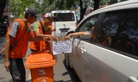   Sejumlah pekerja harian lepas (PHL) Dinas kebersihan (Republika/Rakhmawaty La'lang)