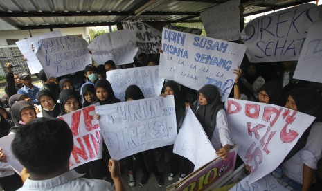  Sejumlah pekerja korban Pemutusan Hubungan Kerja (PHK) melakukan saksi demontrasi di kantor perusahaan tekstil PT. Primissima, Sleman, Yogyakarta, Selasa (1/9).