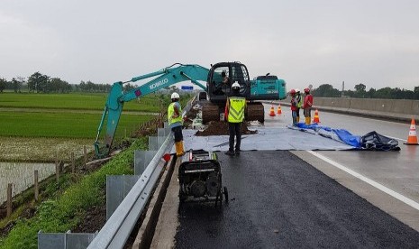 Sejumlah pekerja melakikan perbaikan di lokasi tergerusnya lereng dan rounding bahu jalan tol di KM  489 ruas Salatiga- Kartasura (arah Solo) di wilayah Banyudono, Kabupaten Boyolali, Jawa Tengah.