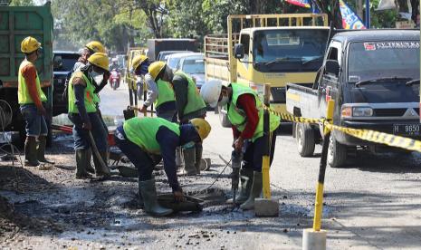 Sejumlah pekerja melaksanakan proses pengerjaan fisik pembangunan flyover Ganefo, di Kecamatan Mranggen, Kabupaten Demak, Selasa (20/4). Gubernur Jateng Ganjar Pranowo minta dishub antisipasi potensi kemacetan di Ganefo.