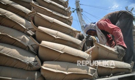  Sejumlah pekerja melakukan bongkar muat semen di Pelabuhan Sunda Kelapa Jakarta. (ilustrasi)