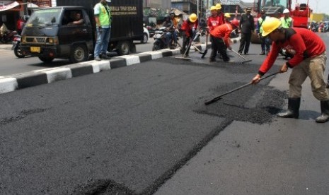 Sejumlah pekerja melakukan pengaspalan jalan bercampur limbah plastik, di Jalan Sultan Agung, Bekasi, Jawa Barat, Sabtu (16/9). Kementerian Pekerjaan Umum dan Perumahan Rakyat (Kemenpupera) melakukan penerapan uji coba pengaspalan jalan raya itu sebagai lokasi kedua infrastruktur jalan yang menggunakan aspal bercampur limbah plastik sepanjang 300 meter, guna mengatasi permasalahan limbah plastik di Indonesia. 